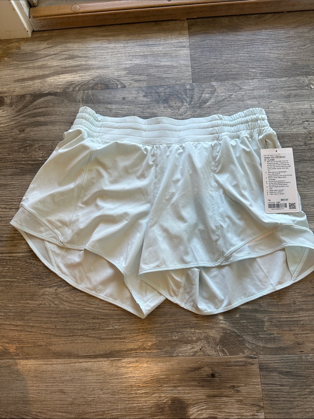 NEW with tags! Lululemon Hotty Hot High-Rise Lined Short 4" Mint Breeze Sz 14